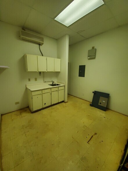 More Photos Of 2000 S Beretania St, Honolulu Storefront Retail Office For Lease