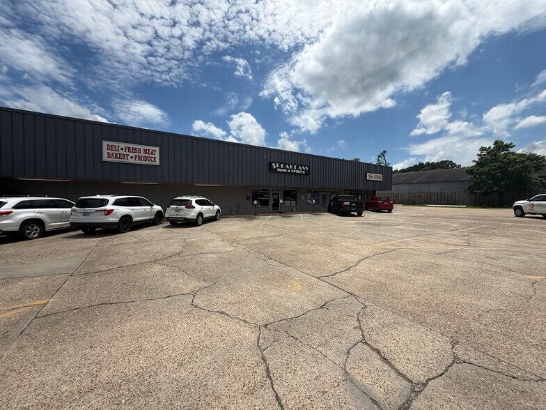 Primary Photo Of 103 W Donald St, Quitman Supermarket For Lease