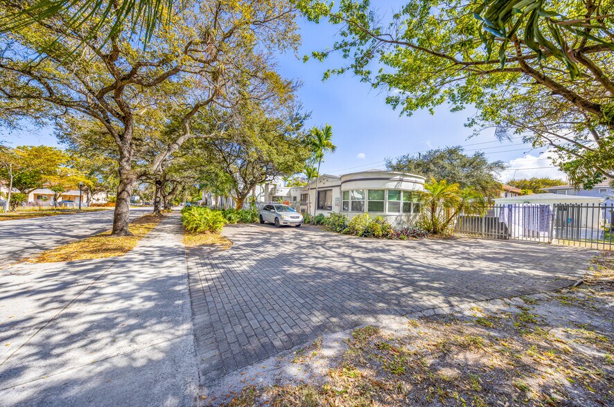 More Photos Of 2000 Monroe St, Hollywood Apartments For Sale