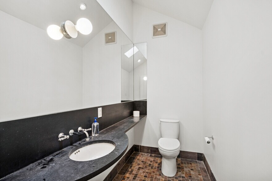 More Photos Of 3801 Magazine St, New Orleans Freestanding For Sale