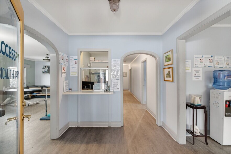 More Photos Of 111 Maiden Ln, Kingston Medical For Sale