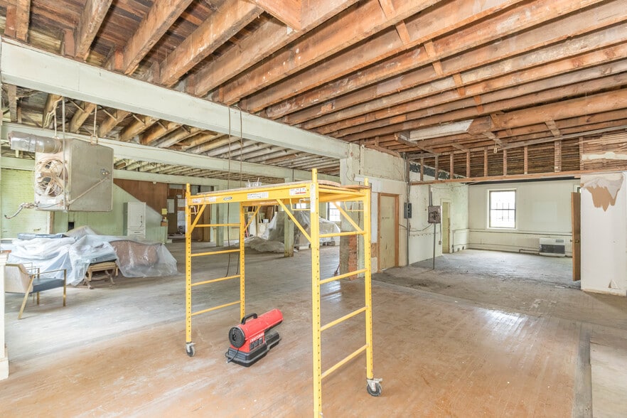 More Photos Of 1340 W Main St, Wytheville Loft Creative Space For Sale