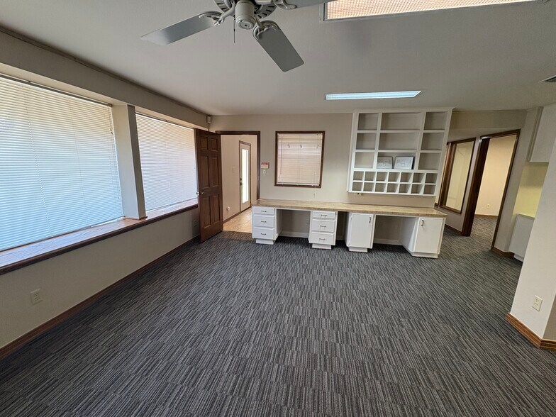 More Photos Of 614 N Travis St, Sherman Office For Lease