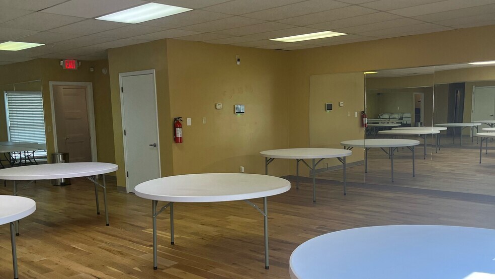 More Photos Of 18043 Bluegrass Pkwy, Louisville Office For Sale