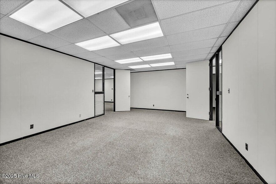 More Photos Of 5041 New Centre Dr, Wilmington Office For Sale