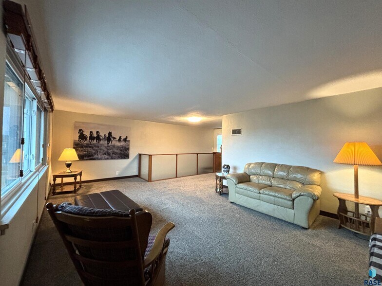 More Photos Of 118 N Broadway Ave, Miller General Retail For Sale