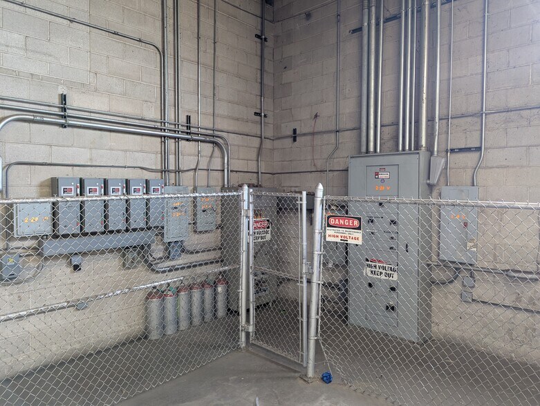 More Photos Of 2021 West St, River Grove Warehouse For Lease