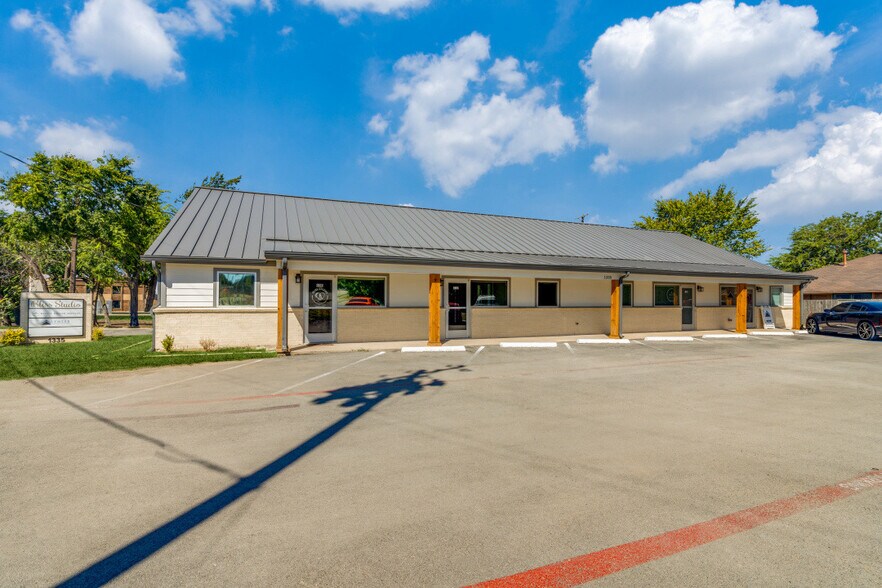 Primary Photo Of 1335 E Crosby Rd, Carrollton Medical For Lease