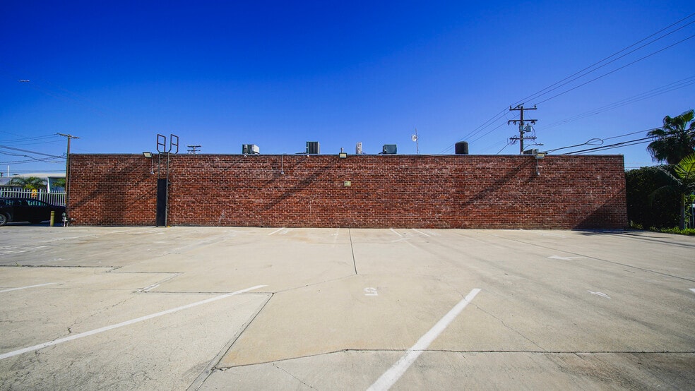 More Photos Of 4055-4057 E 52nd St, Maywood Office For Sale