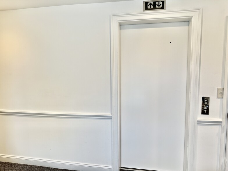 More Photos Of 1037 E Putnam Ave, Riverside Office For Lease