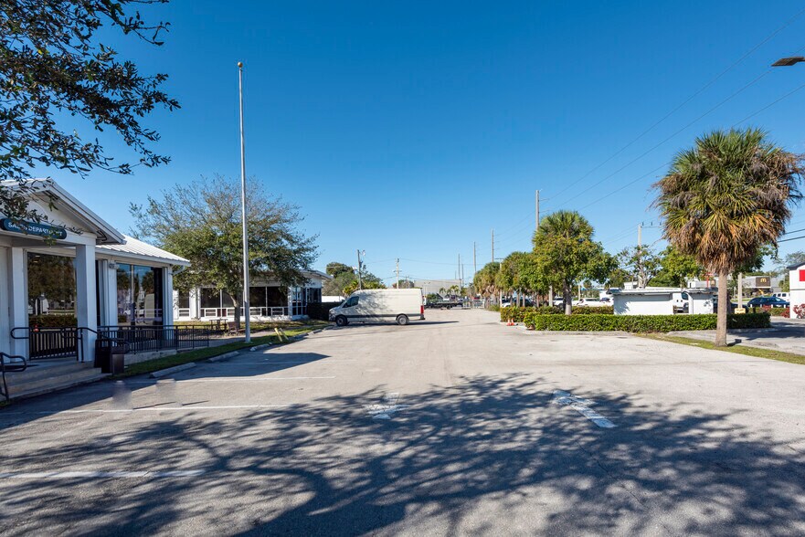 More Photos Of 2980 W Oakland Park Blvd, Oakland Park Showroom For Lease