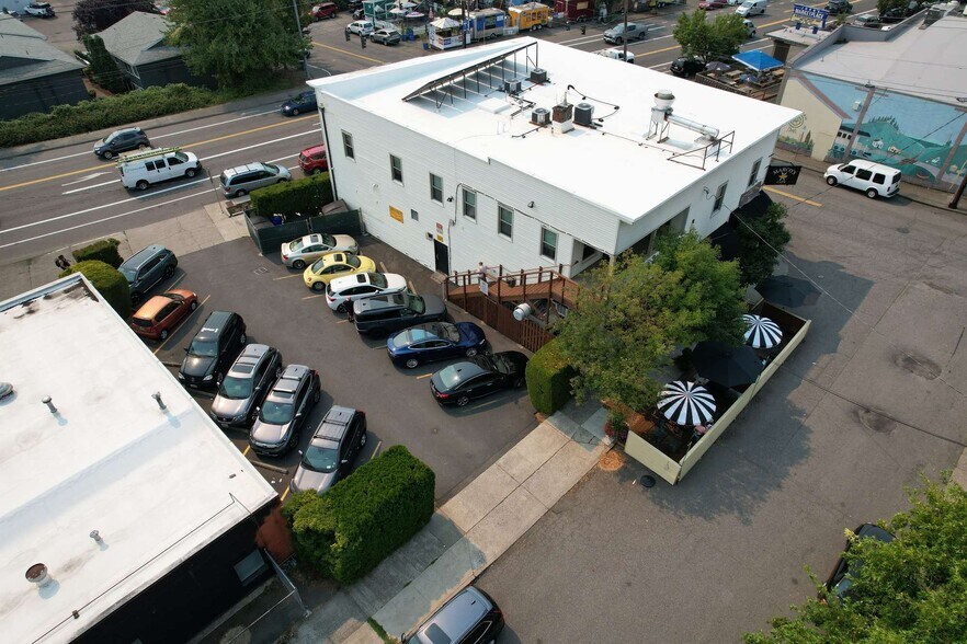 More Photos Of 7900 SW 35th Ave, Portland Office For Sale