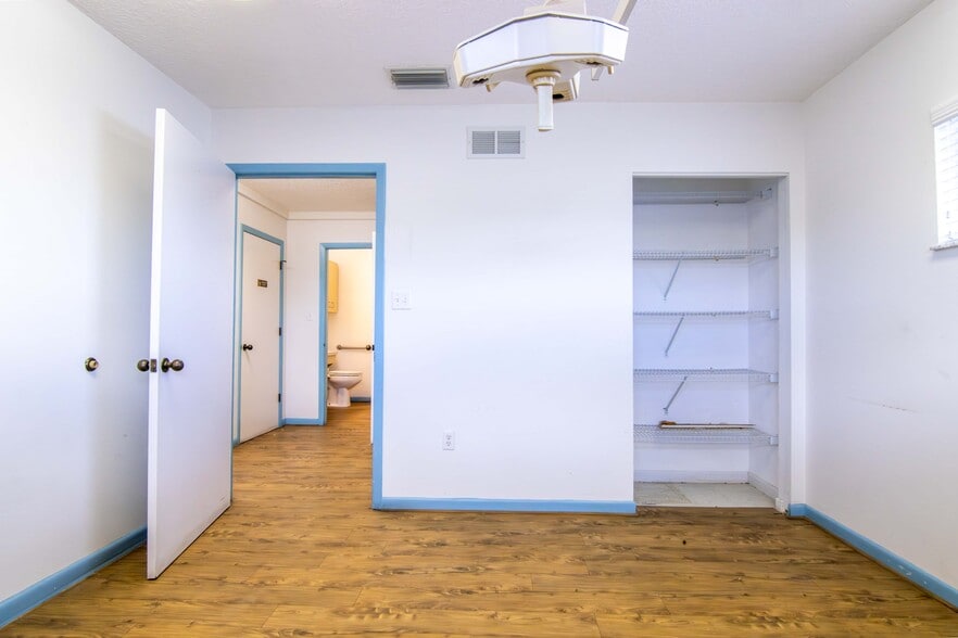 More Photos Of 4801 49th St N, Saint Petersburg Office For Sale