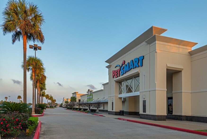 More Photos Of 1501-1549 W Bay Area Blvd, Webster Unknown For Lease