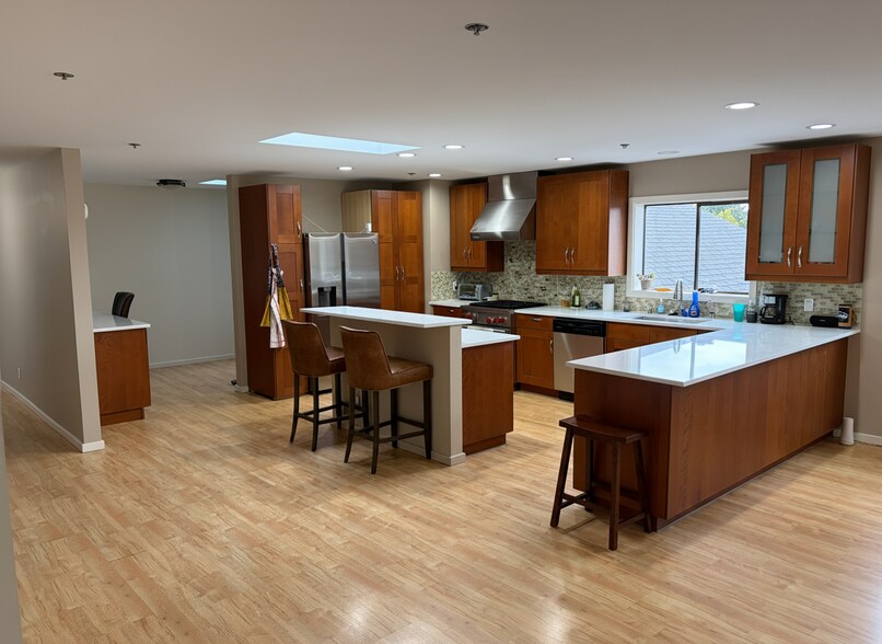 More Photos Of 16705 Southcenter Pky, Tukwila Freestanding For Lease