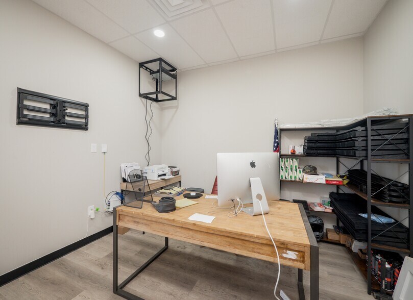 More Photos Of 19832 Panther Dr, Pflugerville Showroom For Lease