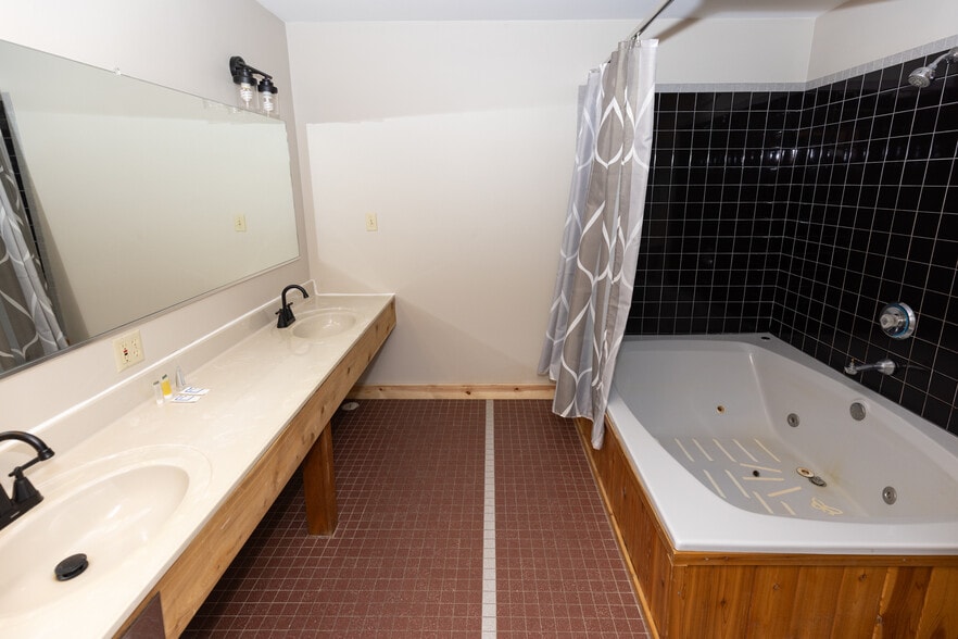 More Photos Of 9966 N State Road 27, Hayward Hotel For Sale