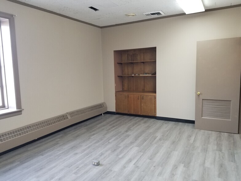 More Photos Of 49 Public Sq, Shelbyville Office For Sale