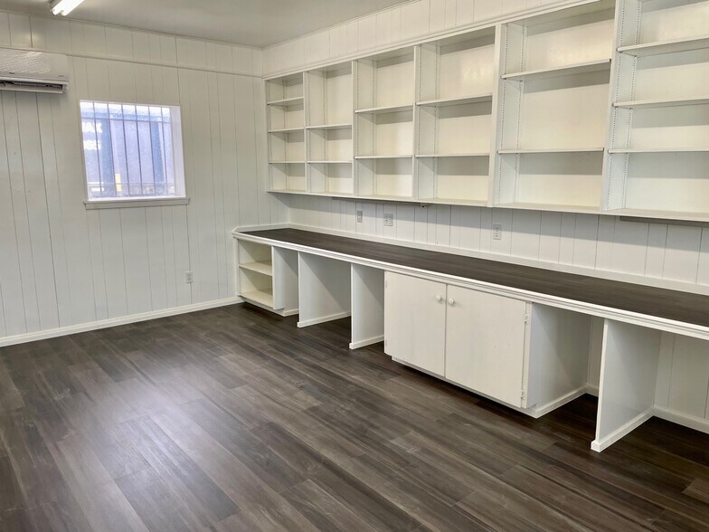 More Photos Of 200-232 W New Braunfels St, Seguin Warehouse For Lease
