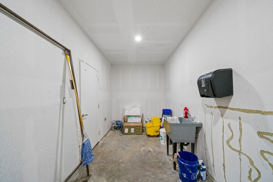 More Photos Of 1422 E Fairview Ave, Nowata Industrial For Sale