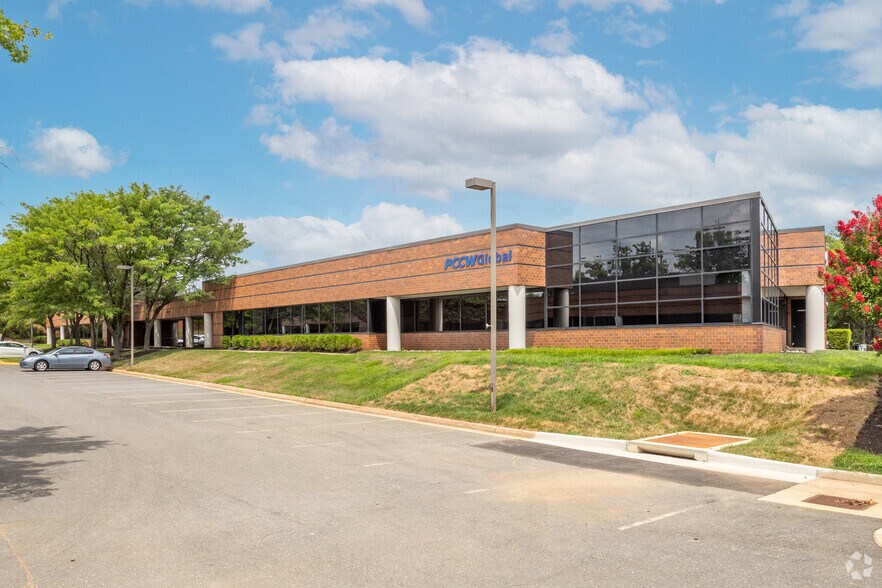 More Photos Of 450 Spring Park Pl, Herndon Unknown For Lease