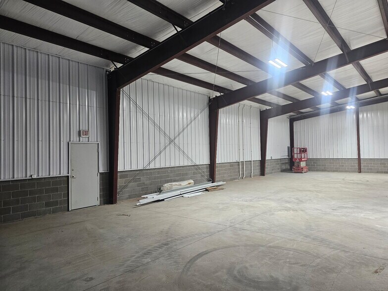 More Photos Of 2740 Old Austin Peay Hwy, Memphis Flex For Lease