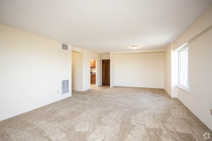 More Photos Of 2100 E High St, Springfield Apartments For Lease