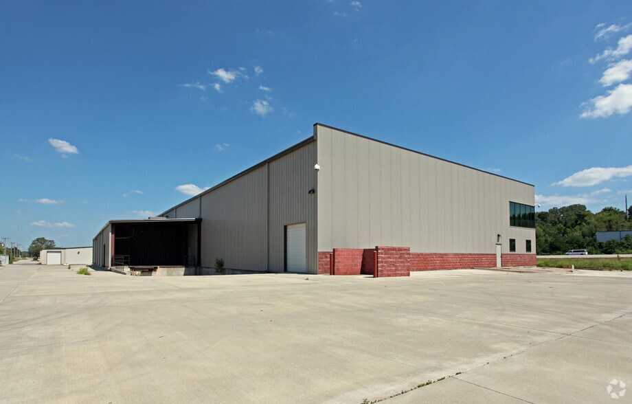 More Photos Of 6850 W 47th Ter, Shawnee Mission Warehouse For Lease