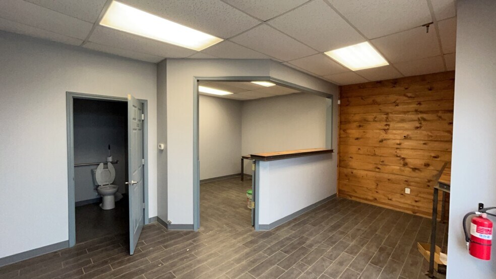 More Photos Of 841-881 E Warren St, Gardner Warehouse For Lease