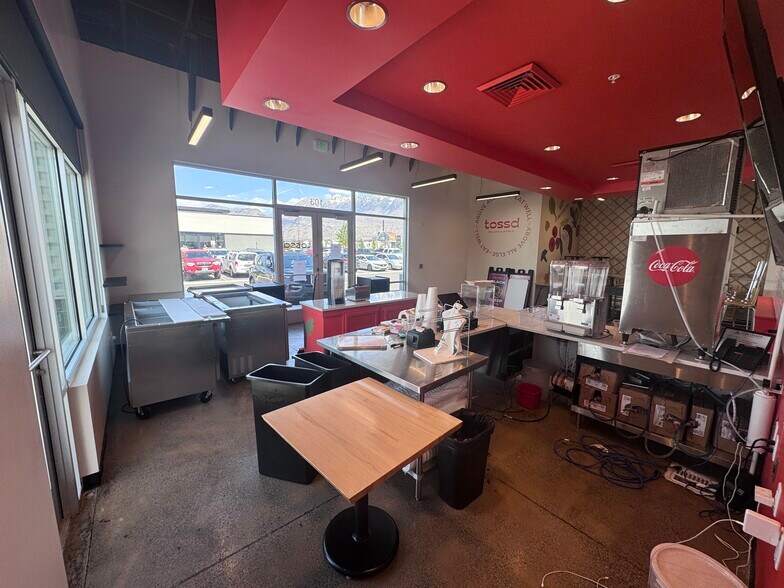 More Photos Of 665 450 N, Vineyard Storefront For Lease