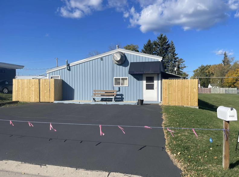 Primary Photo Of 1922 Kremer Ave, Racine Veterinarian Kennel For Sale