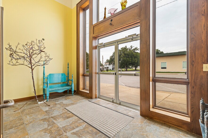 More Photos Of 115-117 W Grand Ave, Tonkawa Storefront Retail Office For Sale