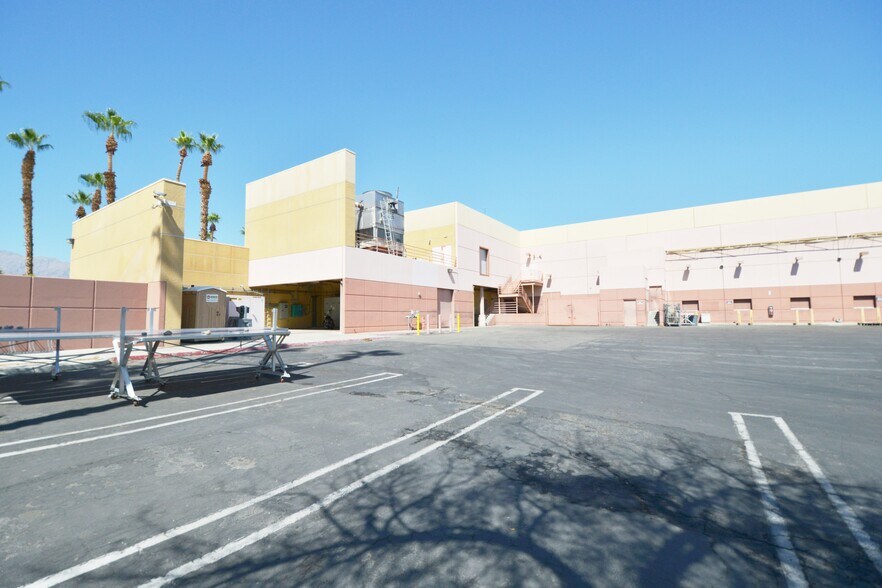 More Photos Of 750 N Gene Autry Trl, Palm Springs Showroom For Sale