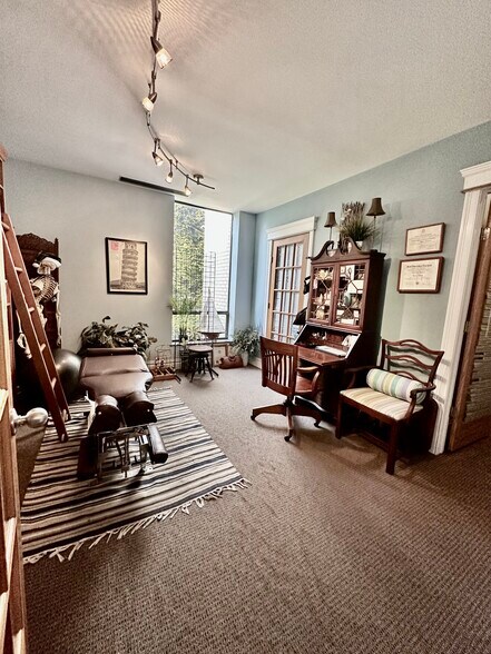 More Photos Of 4 Dearfield Dr, Greenwich Medical For Lease