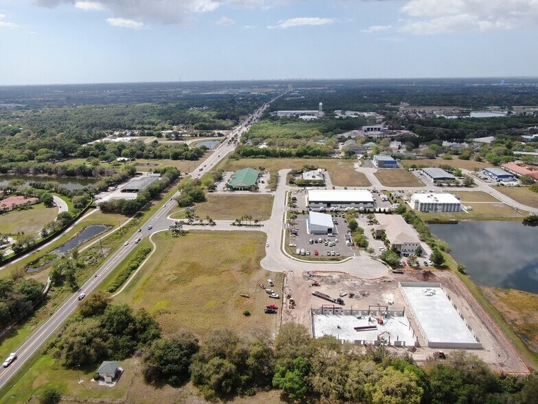 More Photos Of 8250 Vicela Dr, Sarasota Warehouse For Lease