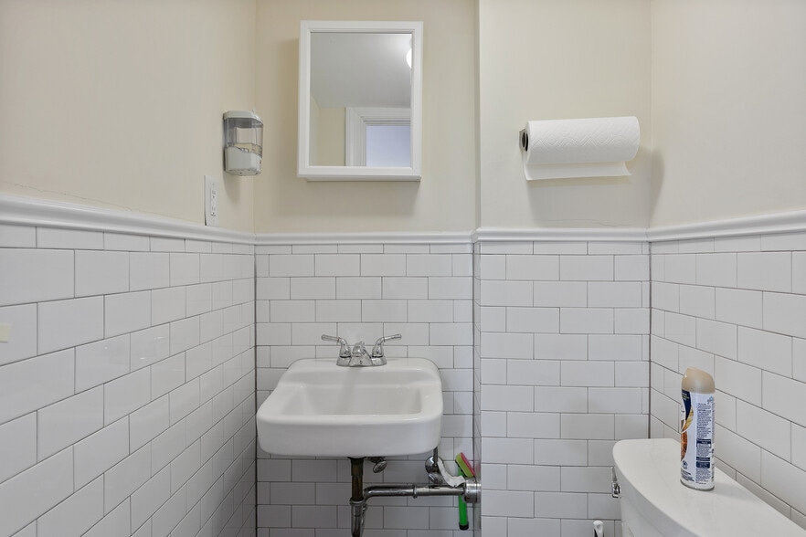 More Photos Of 1726 Altamont Ave, Richmond Warehouse For Lease