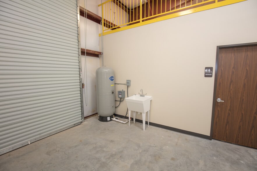 More Photos Of 3642 Bacor Rd, Houston Warehouse For Lease