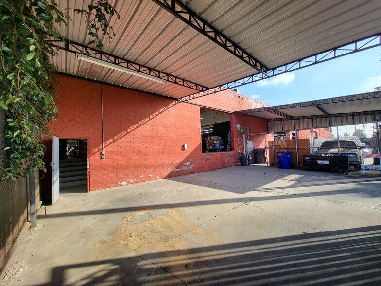 More Photos Of 219 E 32nd St, Los Angeles Warehouse For Lease