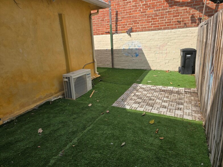 More Photos Of 910 S Victory Blvd, Burbank Storefront Retail Residential For Lease