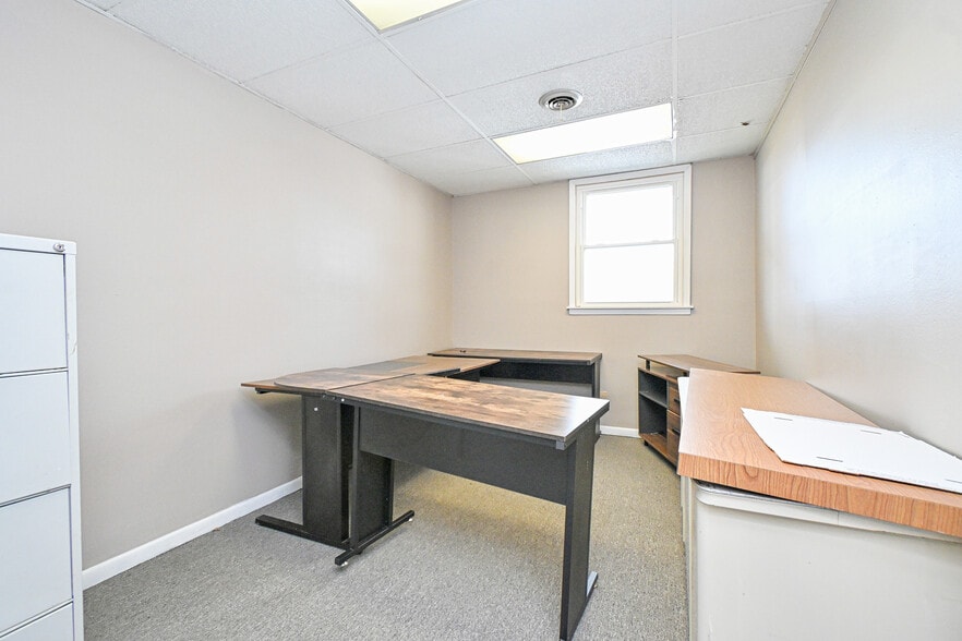 More Photos Of 8240 Clara Ave, Cincinnati Office For Sale