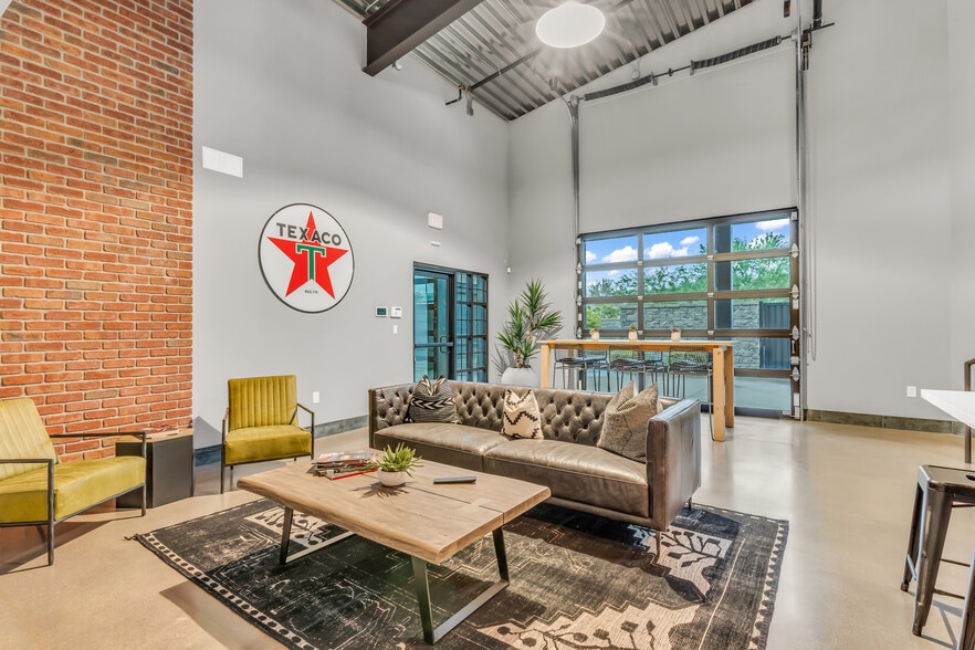 More Photos Of 15032 N 74th St, Scottsdale Showroom For Sale