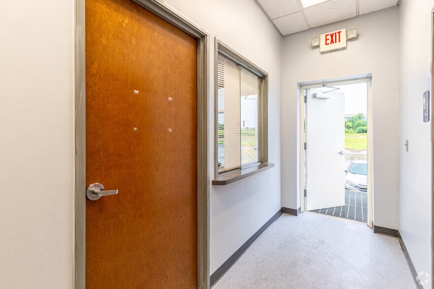 More Photos Of 4001 Adler Dr, Dallas Distribution For Lease