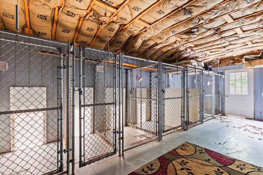 More Photos Of 333 Newcomer Rd, Windsor Veterinarian Kennel For Sale