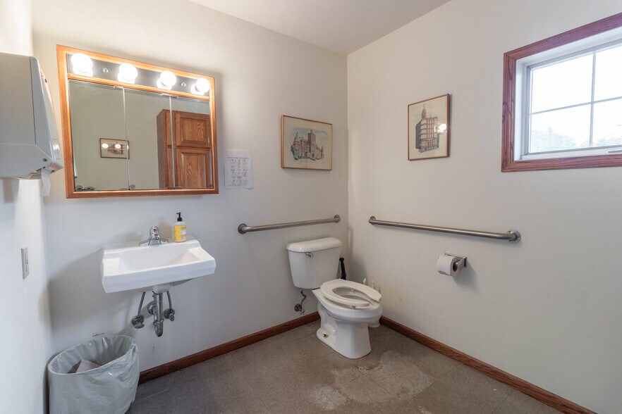 More Photos Of 375 N McClellan Ave, Marquette Office For Sale