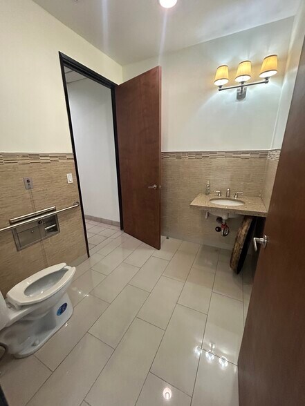 More Photos Of 50 N La Cienega Blvd, Beverly Hills Coworking Space