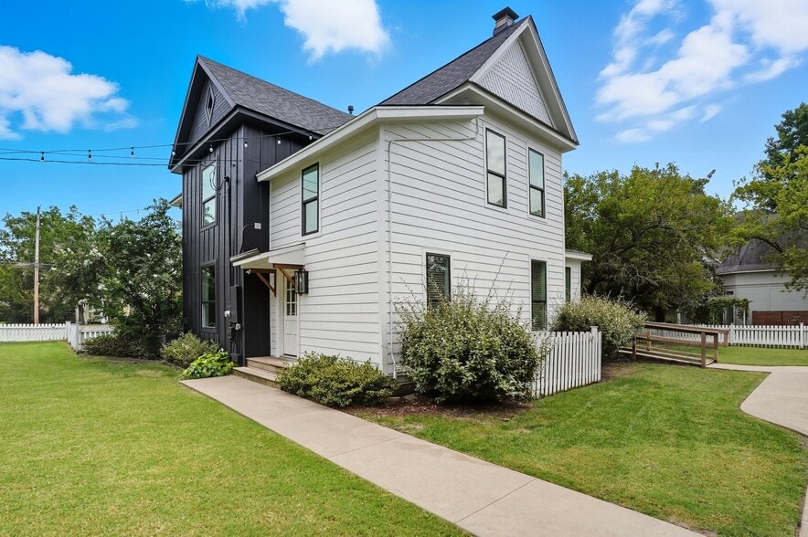 More Photos Of 924 S Main St, Broken Arrow Showroom For Sale