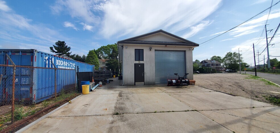 More Photos Of 40 Willis Ave, Syosset Warehouse For Lease