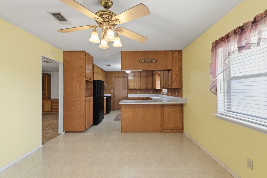 More Photos Of 3523 E Highway 199, Springtown Office For Sale