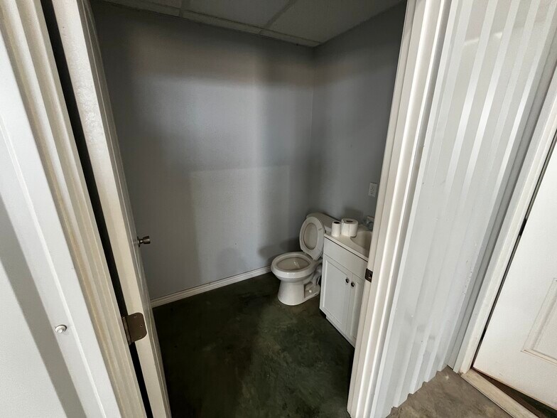 More Photos Of 4612 County Road 128, Midland Industrial For Lease