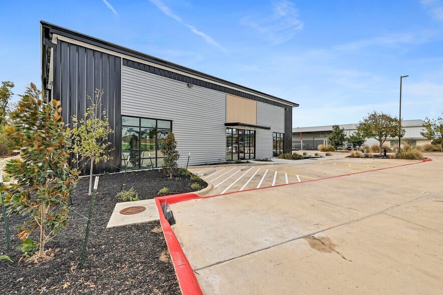 More Photos Of 300 Co Rd 199, Hutto Flex For Lease